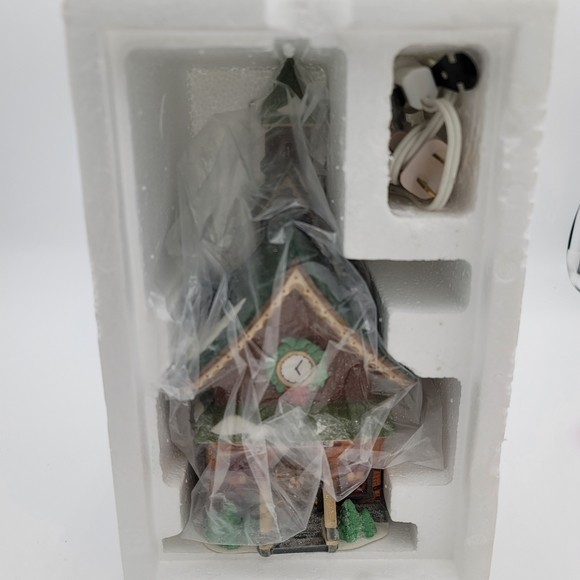 DEPARTMENT 56 chapel North Pole series - Picture 6 of 8